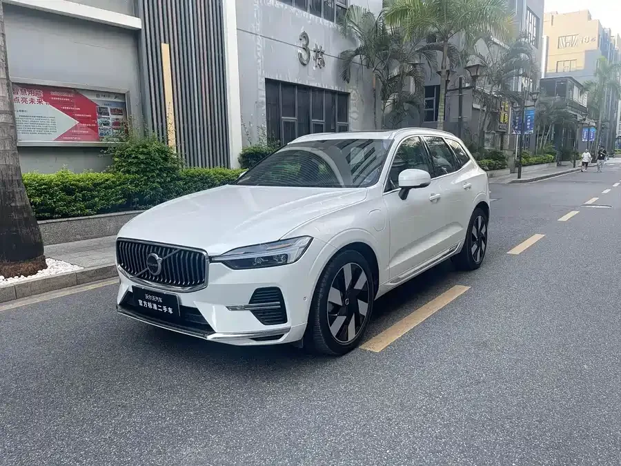 Volvo XC60 Plug-in Hybrid 2025