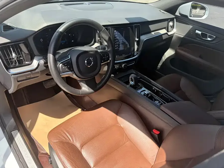 Volvo S60 2023 B4 Zhiyi Luxury Edition 2023 — миниатюра 2
