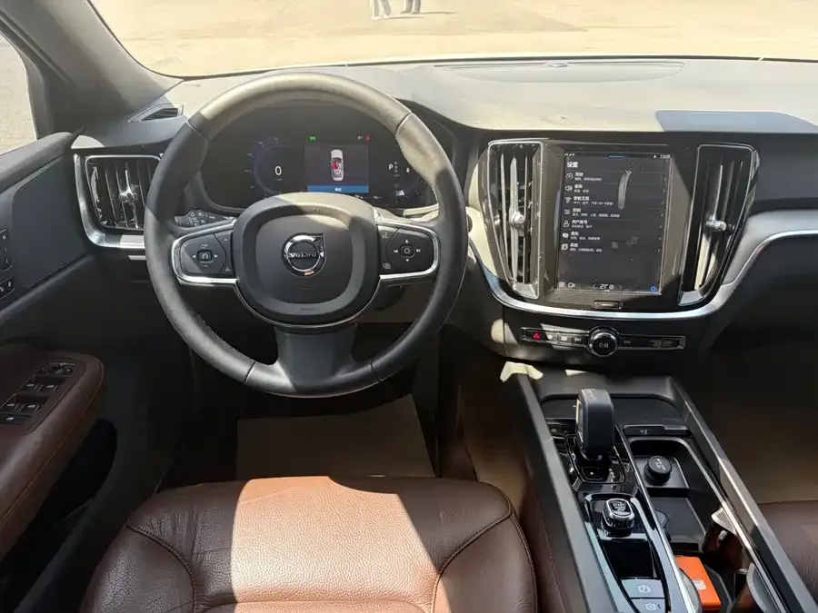 Volvo S60 2023 B4 Zhiyi Luxury Edition 2023 — миниатюра 3