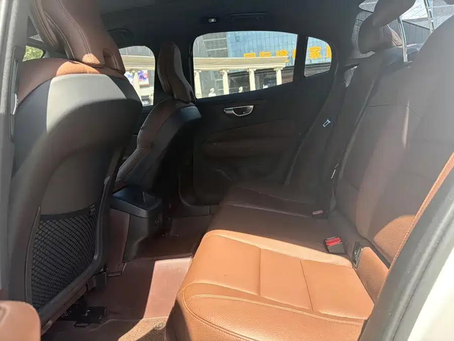 Volvo S60 2023 B4 Zhiyi Luxury Edition 2023 — миниатюра 4