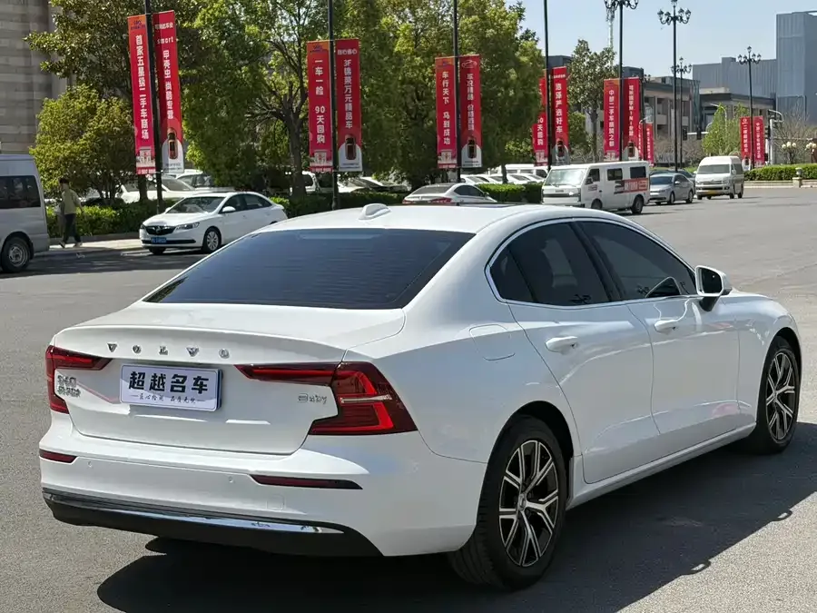 Volvo S60 2023 B4 Zhiyi Luxury Edition 2023 — миниатюра 5