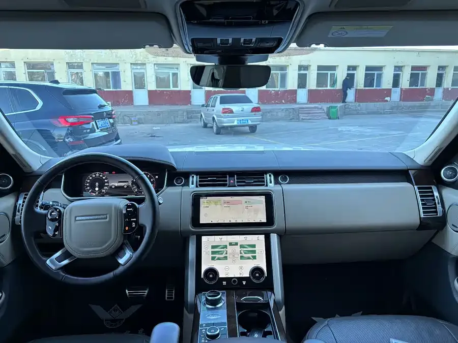 Land Rover Range Rover Range Rover 2022 3.0 L6 400PS Legendary Extended Classic Edition 2022 — миниатюра 3