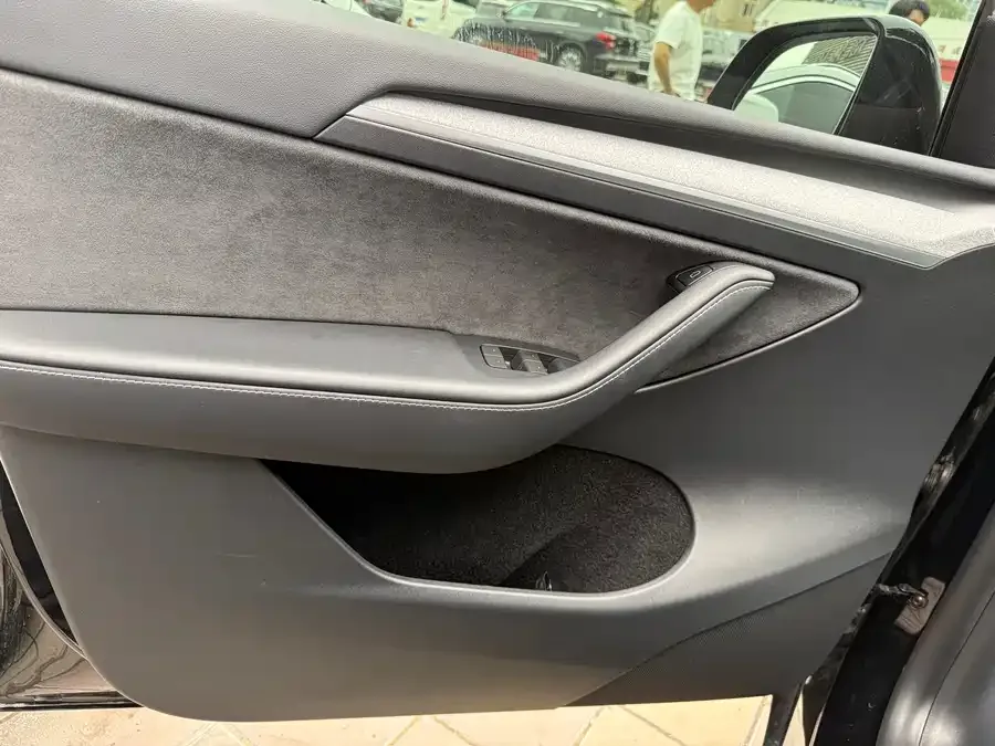 Tesla Model Y Model Y 2024 long-range all-wheel drive version 2024 — миниатюра 2