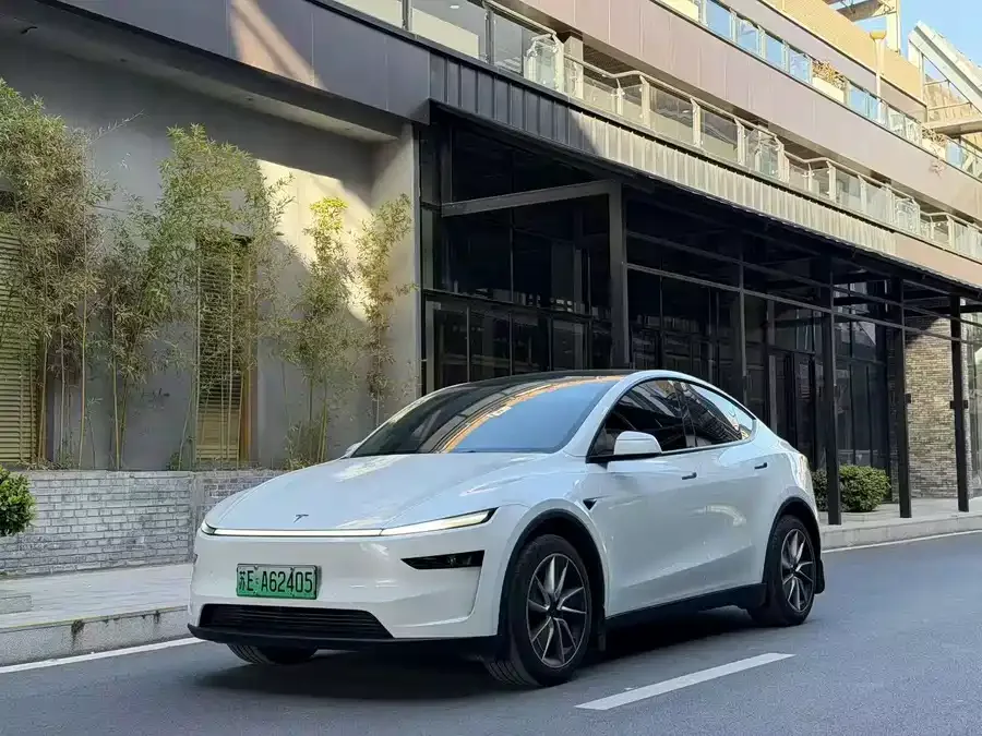 Tesla Model Y 2025