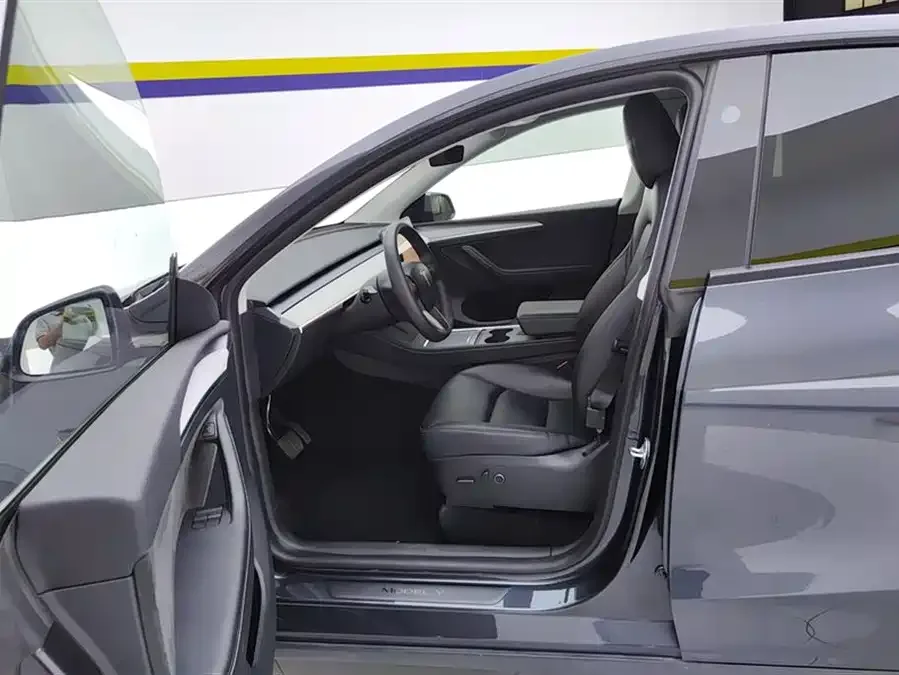 Tesla Model Y Model Y 2024 rear-wheel drive version 2024 — миниатюра 3