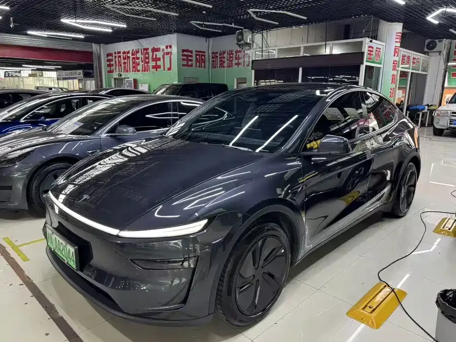 Tesla Model Y 2025