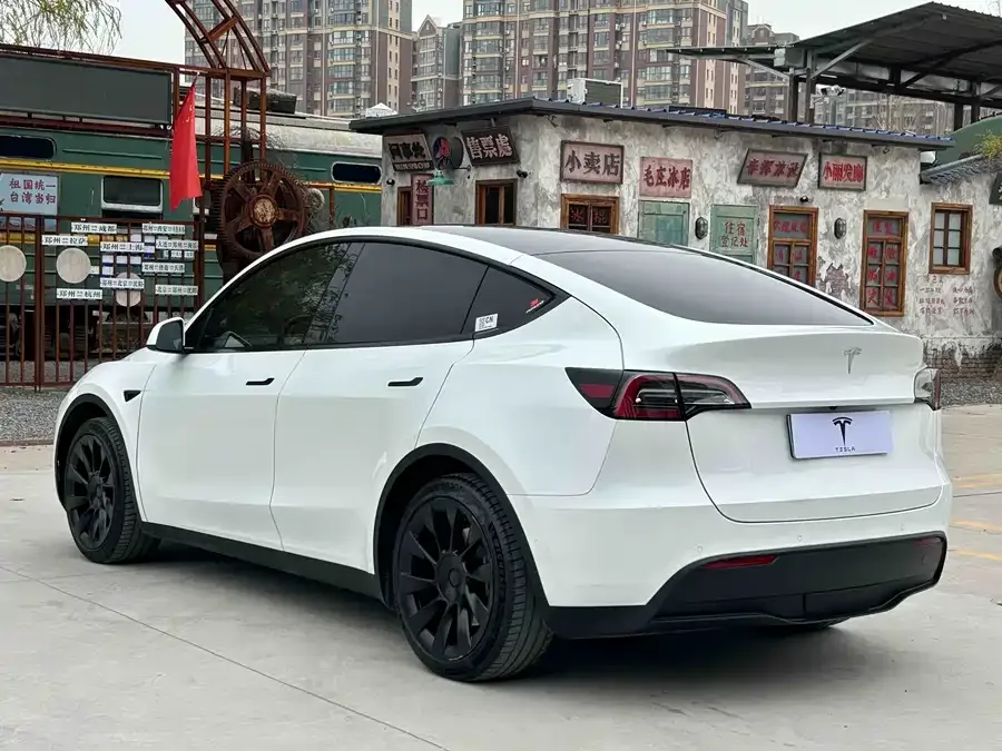 Tesla Model Y Model Y 2022 facelift rear-wheel drive version 2023 — миниатюра 5