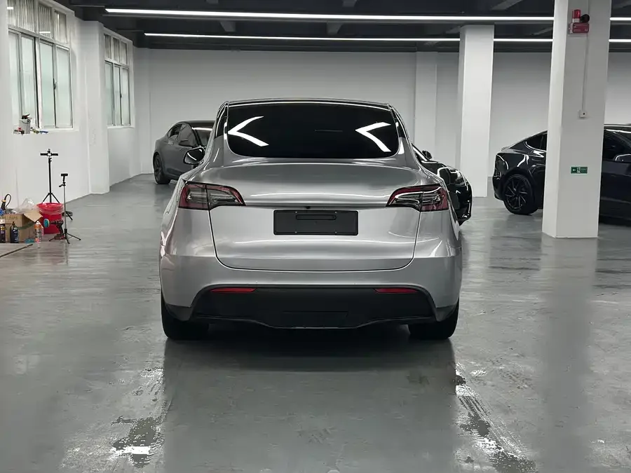 Tesla Model Y Model Y 2022 facelift rear-wheel drive version 2023 — миниатюра 3