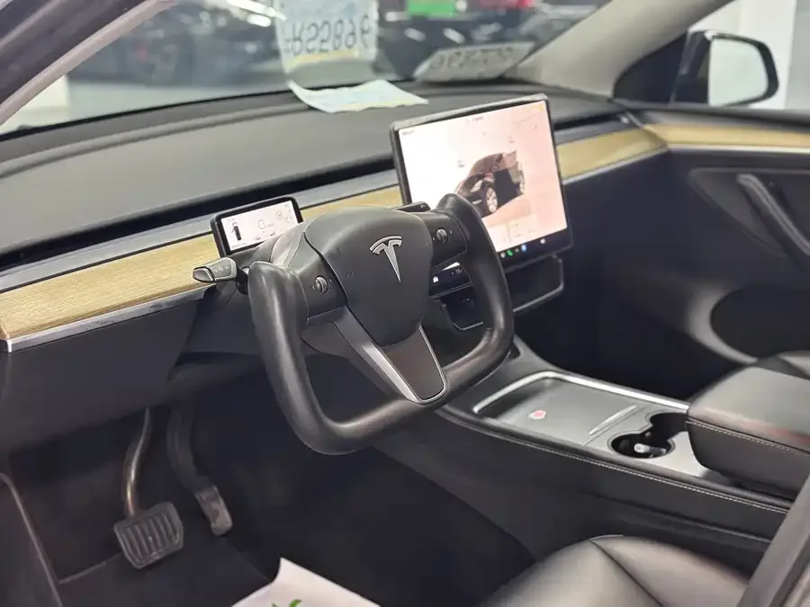 Tesla Model Y Model Y 2022 facelift rear-wheel drive version 2023 — миниатюра 4