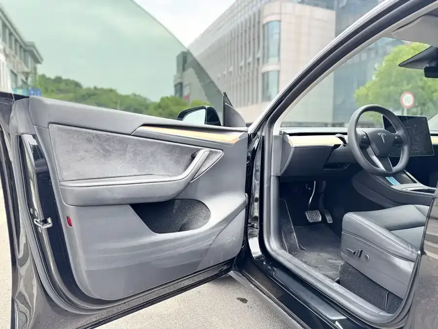 Tesla Model Y Model Y 2022 facelift rear-wheel drive version 2022 — миниатюра 3