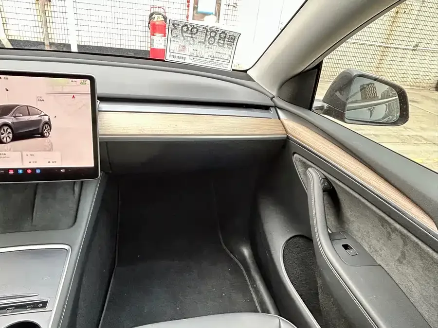 Tesla Model Y Model Y 2022 facelift rear-wheel drive version 2023 — миниатюра 4