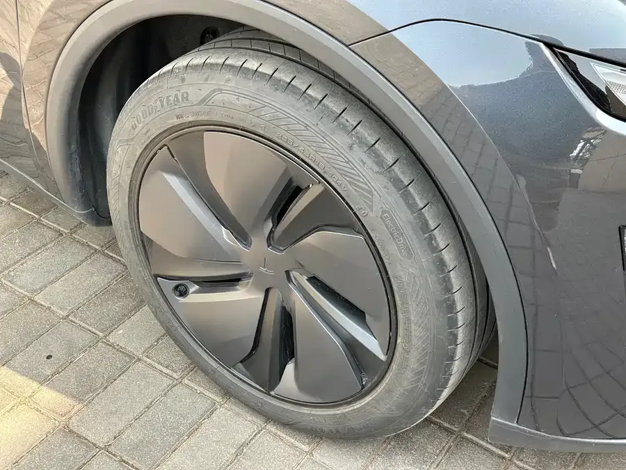 Tesla Model Y Model Y 2025 rear-wheel drive version 2025 — миниатюра 2