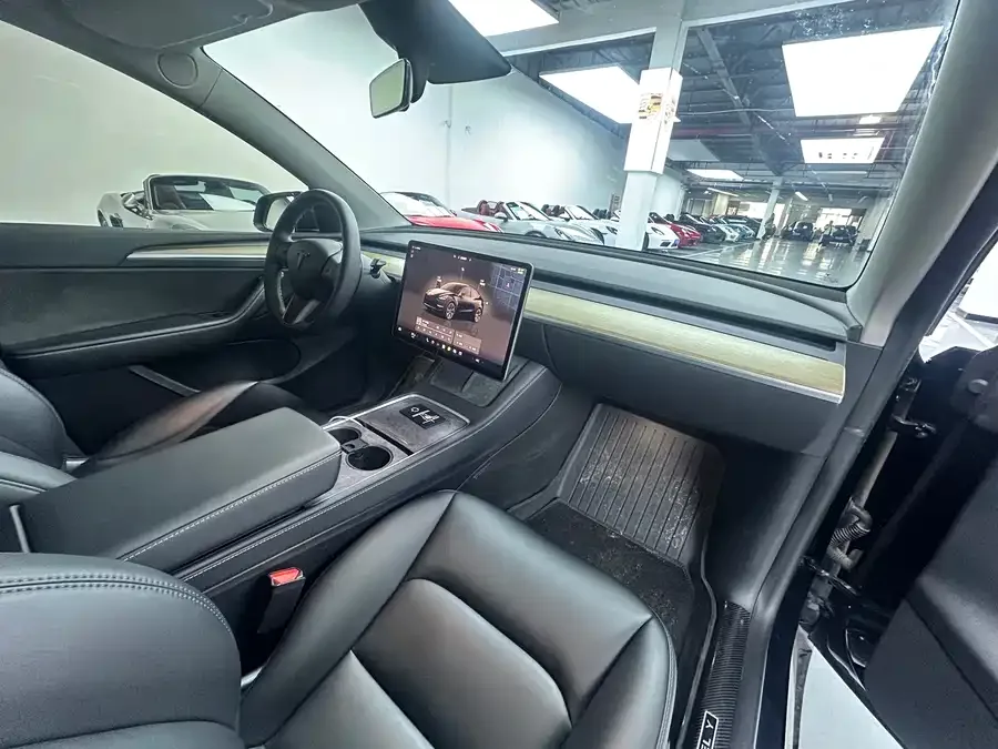 Tesla Model Y Model Y 2022 facelift rear-wheel drive version 2023 — миниатюра 3