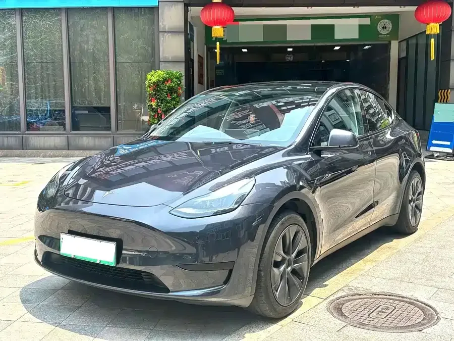 Tesla Model Y 2024