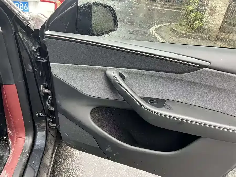Tesla Model Y Model Y 2025 rear-wheel drive first edition 2025 — миниатюра 4