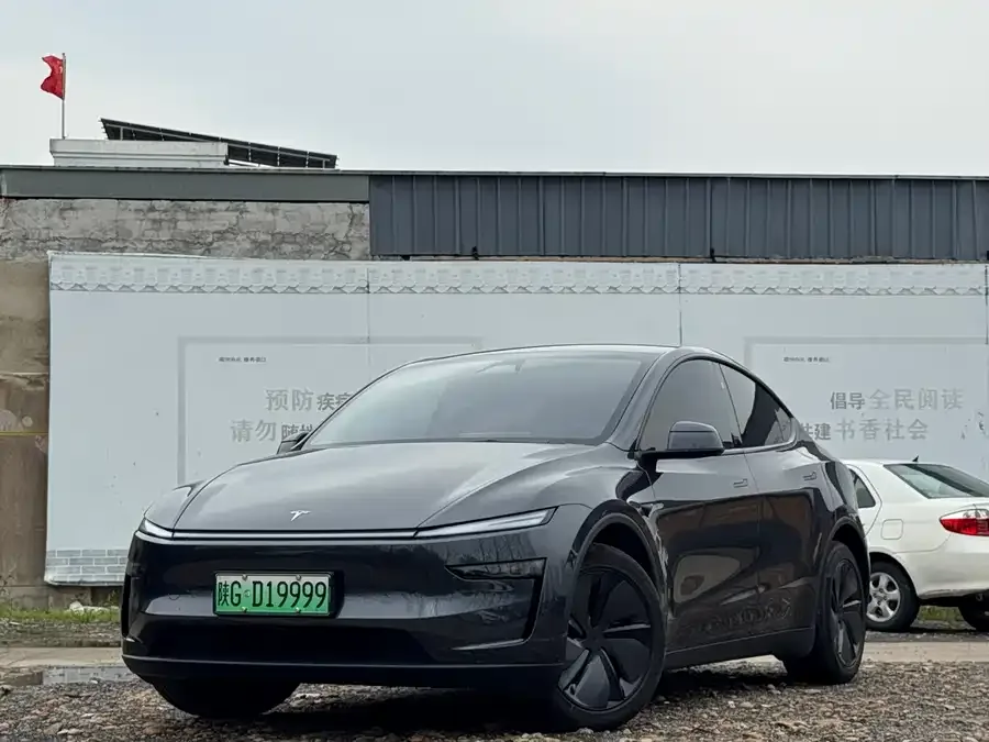 Tesla Model Y 2025
