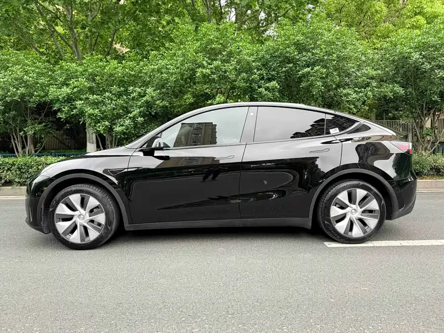 Tesla Model Y Model Y 2022 facelift rear-wheel drive version 2023 — миниатюра 2