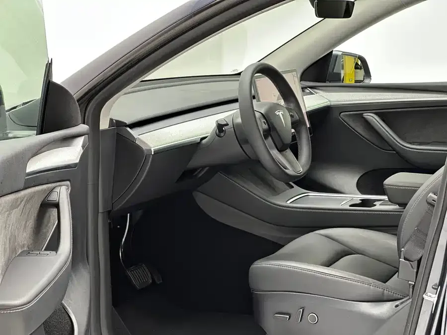 Tesla Model Y Model Y 2024 rear-wheel drive version 2024 — миниатюра 4