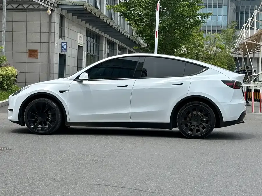 Tesla Model Y Model Y 2024 rear-wheel drive version 2024 — миниатюра 3