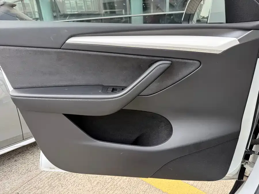 Tesla Model Y Model Y 2022 facelift rear-wheel drive version 2022 — миниатюра 2