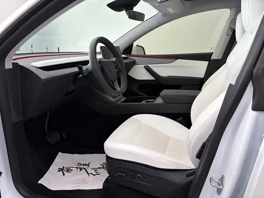 Tesla Model Y Model Y 2025 rear-wheel drive version 2025 — миниатюра 2