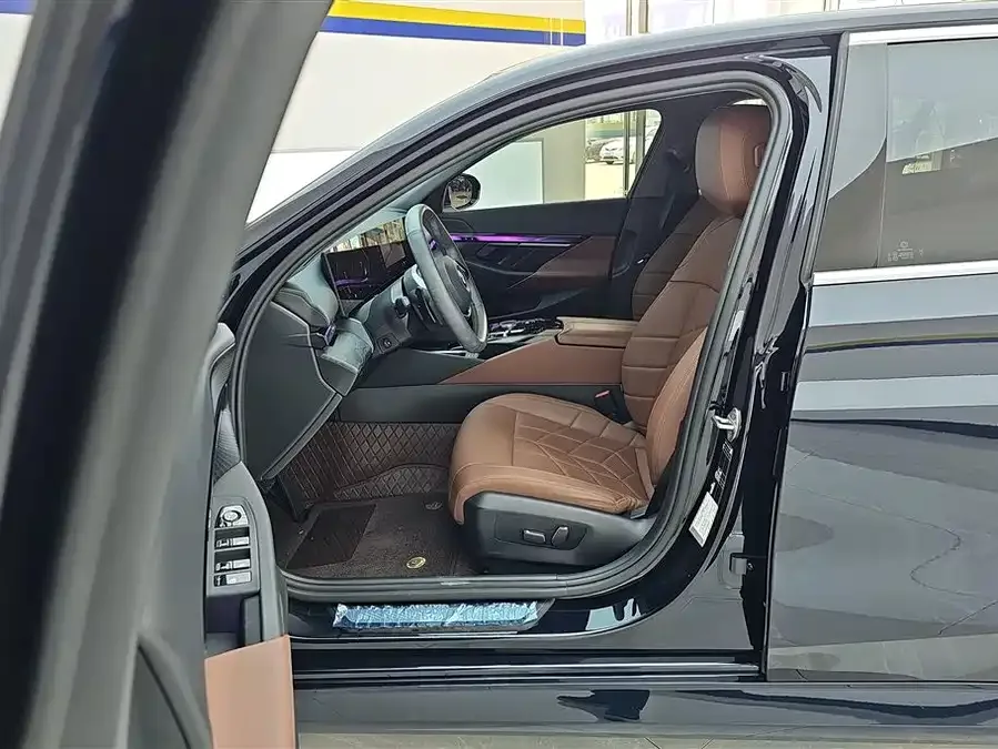BMW 5 Series BMW 5 Series 2025 525Li Luxury Package 2025 — миниатюра 3