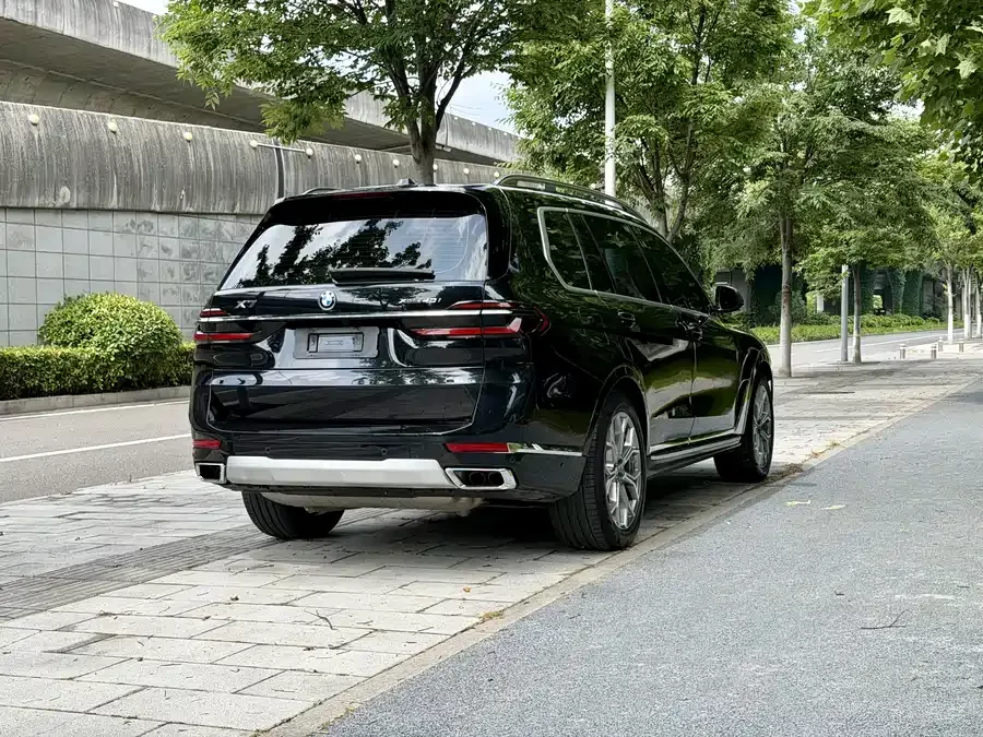 BMW X7 2023 xDrive40i Leading Luxury Package 2024 — миниатюра 3