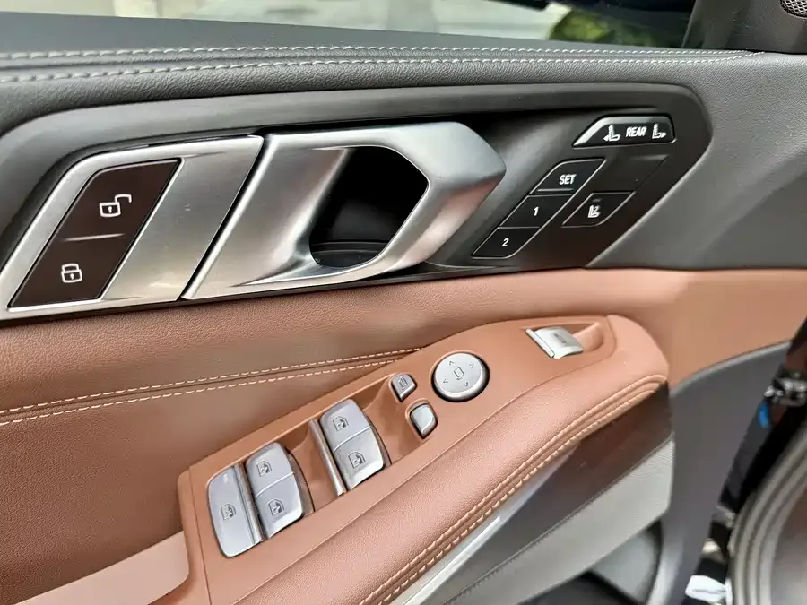 BMW X7 2023 xDrive40i Leading Luxury Package 2024 — миниатюра 4