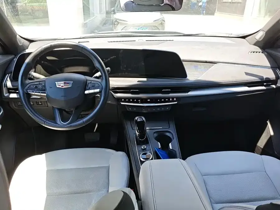 Cadillac XT4 2024 28T 2WD Premium Edition 2024 — миниатюра 3