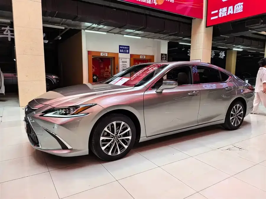 Lexus ES 2024
