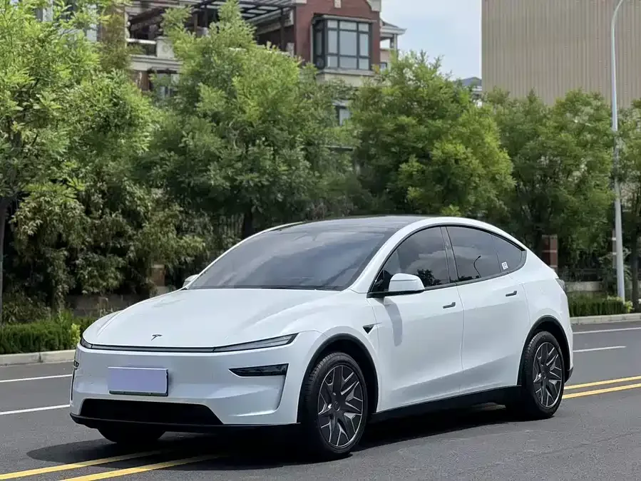 Tesla Model YL 2026