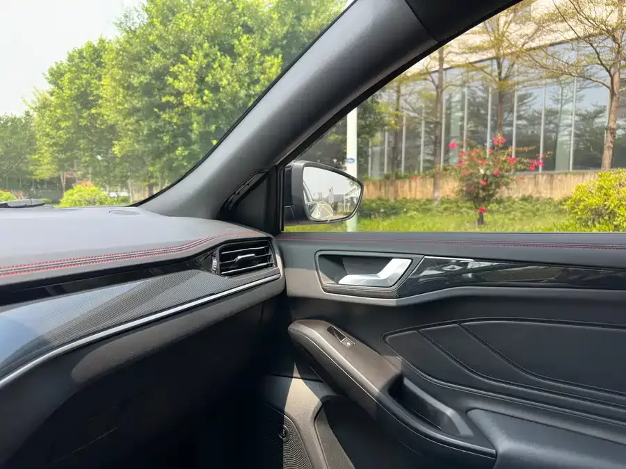 Ford Focus Focus 2021 hatchback EcoBoost 180 automatic ST Line 2022 — миниатюра 5