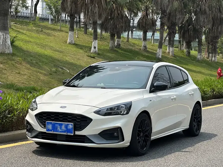 Ford Focus Focus 2021 hatchback EcoBoost 180 automatic ST Line 2022 — фото 1, купить с доставкой в Москву