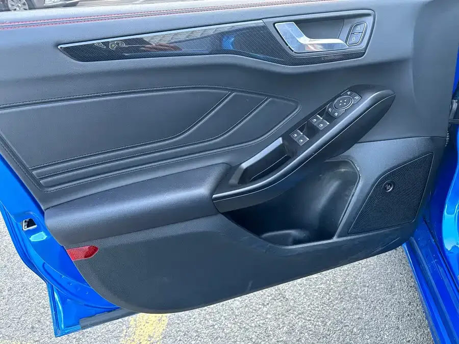Ford Focus Focus 2021 sedan EcoBoost 180 automatic ST Line 2022 — миниатюра 2