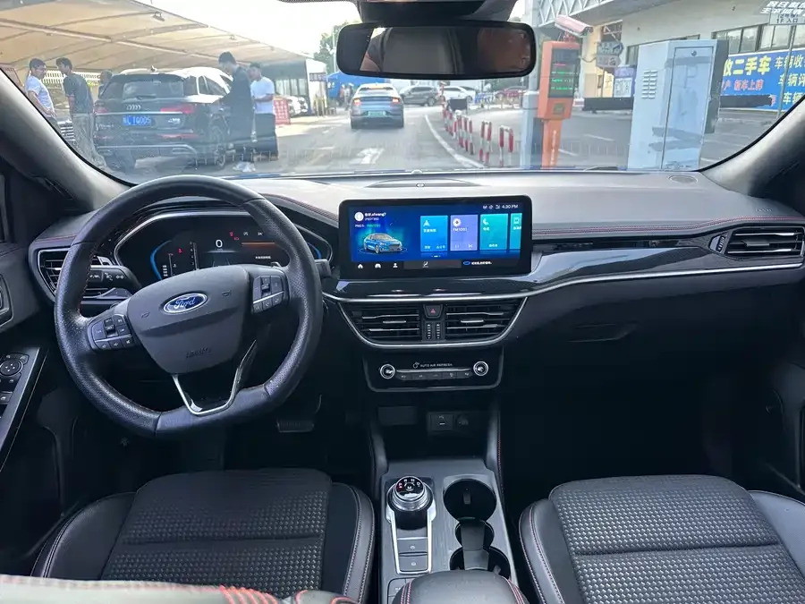 Ford Focus Focus 2021 sedan EcoBoost 180 automatic ST Line 2022 — миниатюра 3