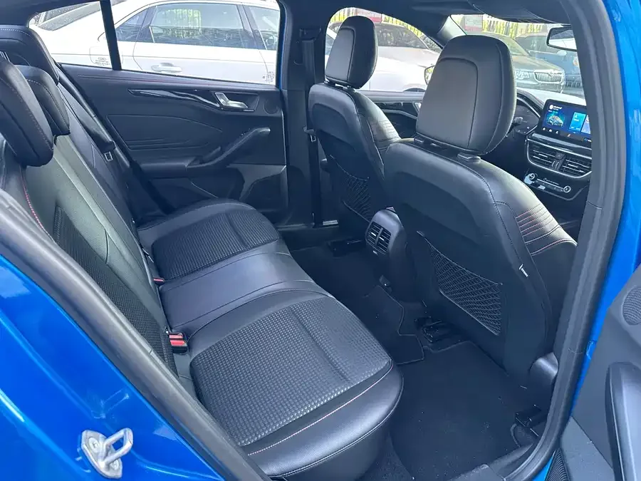 Ford Focus Focus 2021 sedan EcoBoost 180 automatic ST Line 2022 — миниатюра 4