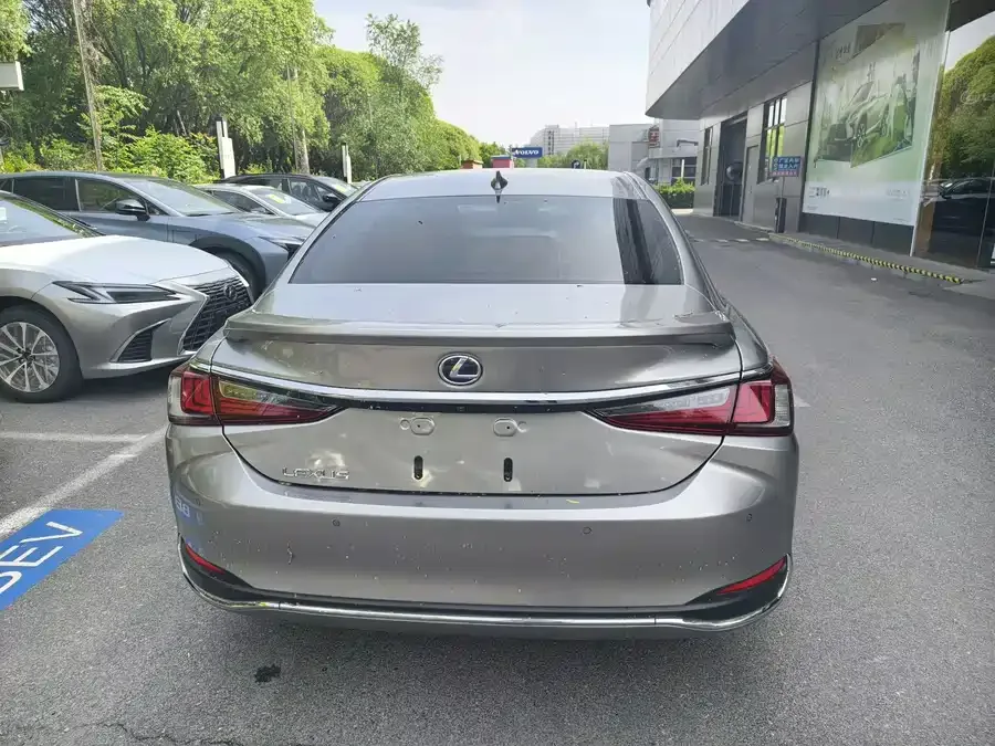 Lexus ES 2022 300h Executive Edition 2022 — миниатюра 2