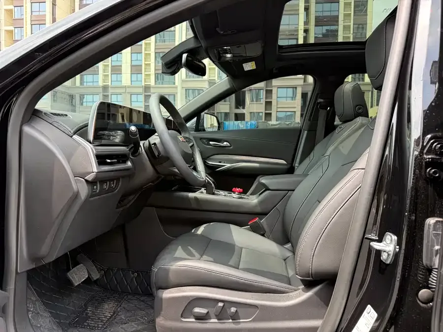 Cadillac XT4 2024 facelift 28T two-wheel drive luxury model 2025 — миниатюра 2