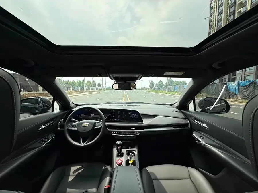Cadillac XT4 2024 facelift 28T two-wheel drive luxury model 2025 — миниатюра 5
