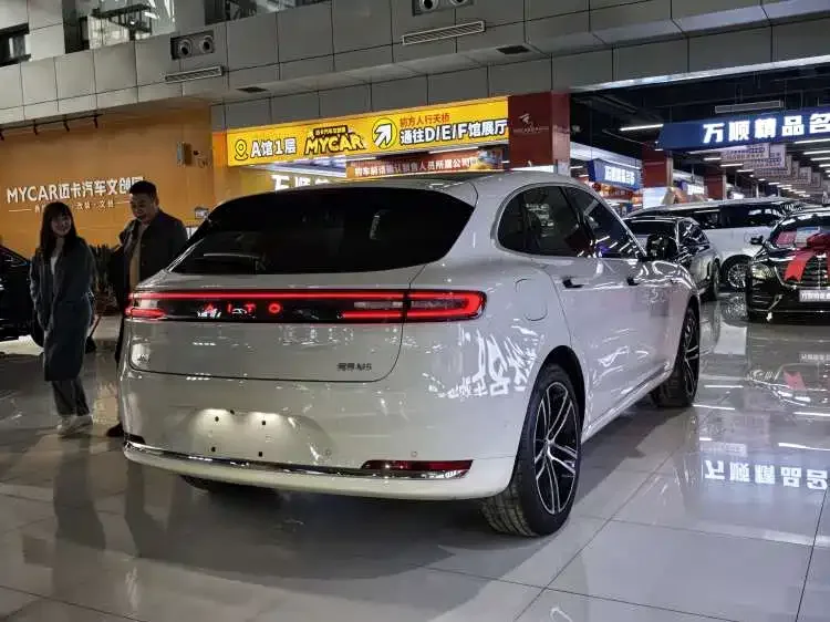 AITO M5 M5 2025 Extended Range Ultra 4WD Edition 2025 — миниатюра 5