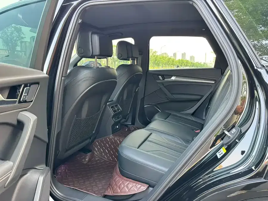Audi Q5L 2026 45th Anniversary Edition 40 TFSI Luxury Dynamic 2026 — миниатюра 2