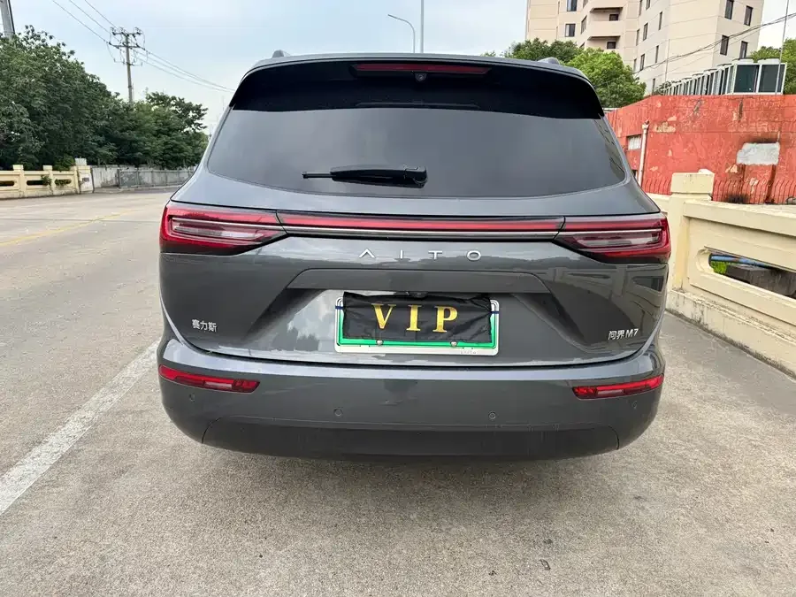 AITO M7 QM7 2024 1.5T RWD Plus Edition 5 Seaters 2024 — миниатюра 2