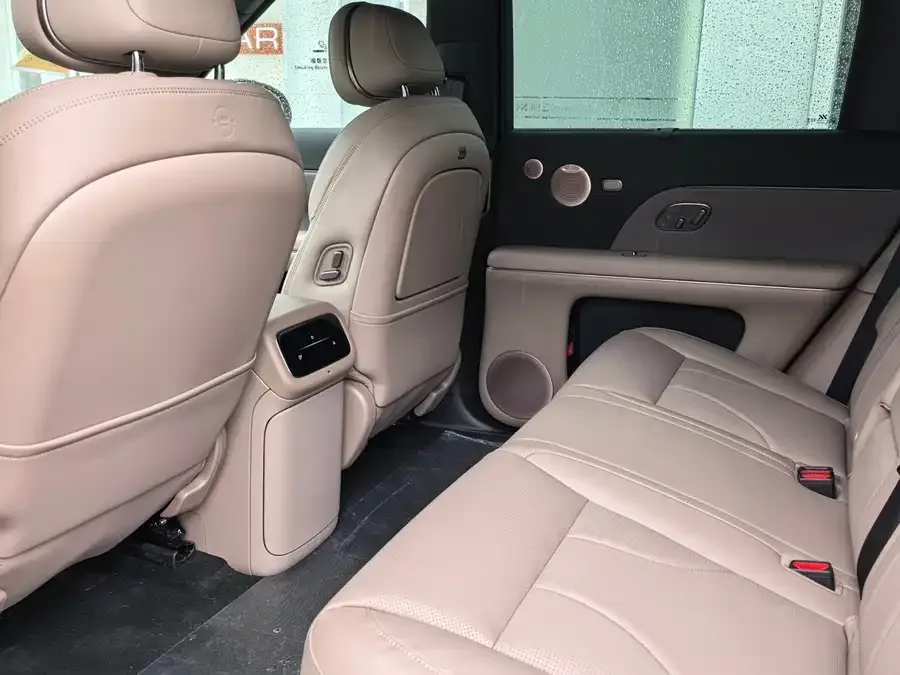 Zhiji Smart LS8 Smart LS8 2026 66 Ultra: Tech Flagship Large Five-Seater 2026 — миниатюра 2