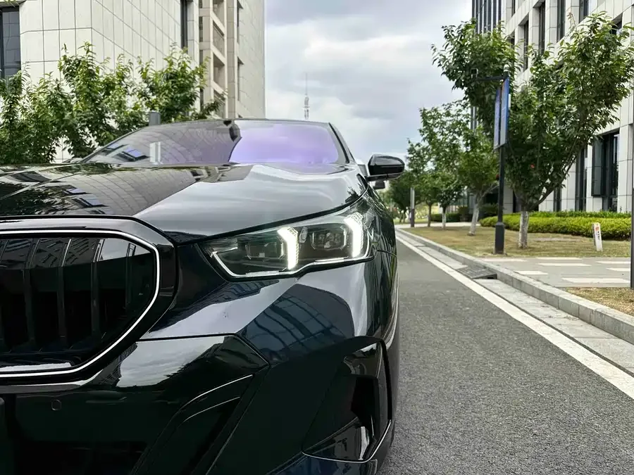 BMW 5 Series BMW 5 Series 2025 530Li Leading M Sport Package 2025 — миниатюра 3