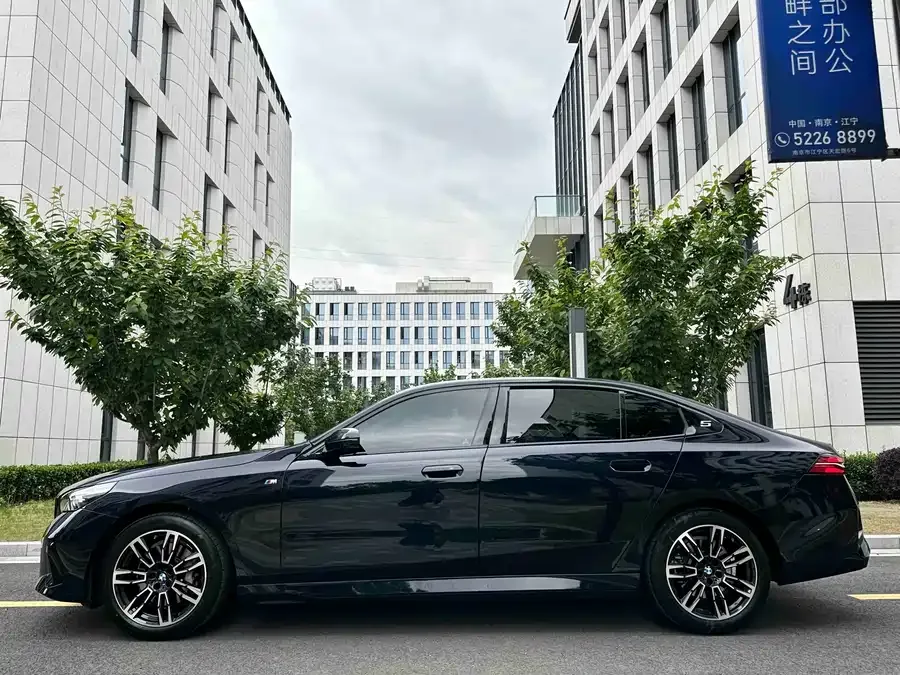 BMW 5 Series BMW 5 Series 2025 530Li Leading M Sport Package 2025 — миниатюра 4