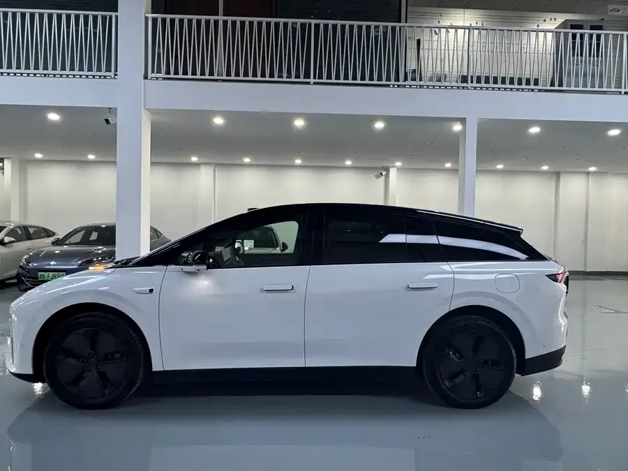 Li Auto i6 Ideal i6 2025 two-wheel drive standard version 2026 — миниатюра 4