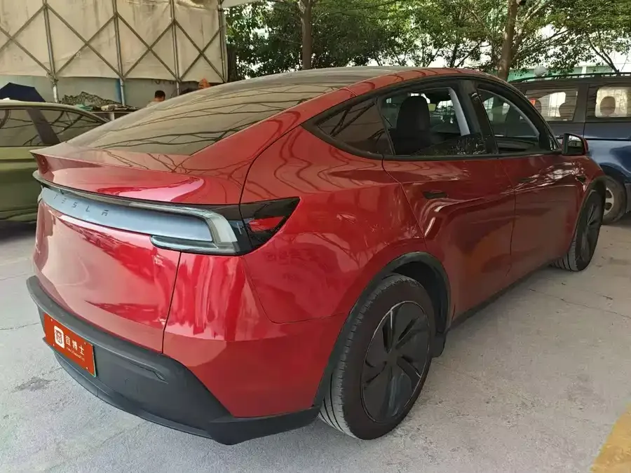 Tesla Model Y Model Y 2025 rear-wheel drive version 2025 — миниатюра 3