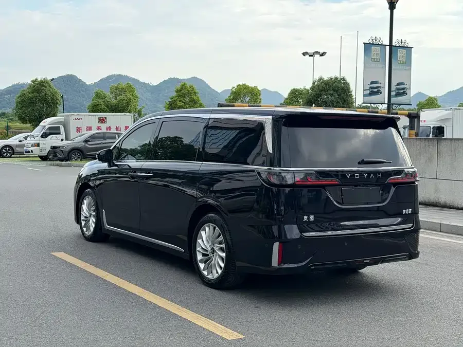 Voyah Lantu Dreamer 2022 Lantu Dreamer 0 Carbon Edition + Smart Driving Package 475km 2022 — миниатюра 2