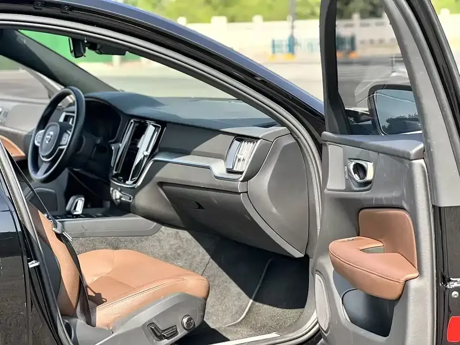 Volvo S60 2023 B4 Zhiyi Luxury Edition 2022 — миниатюра 3