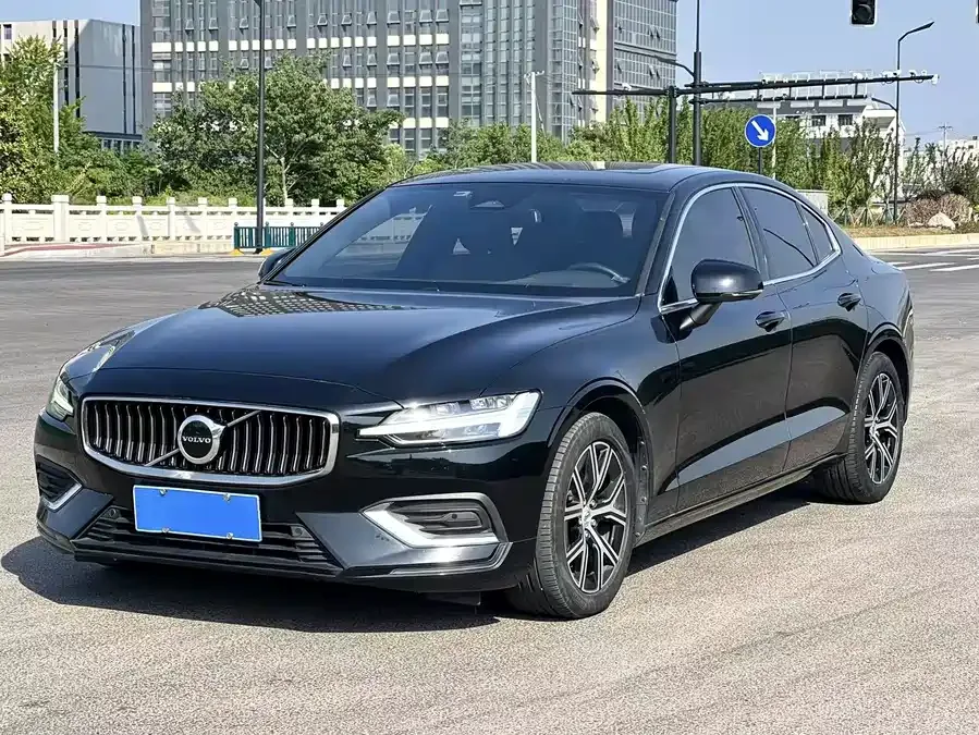 Volvo S60 2023 B4 Zhiyi Luxury Edition 2022 — фото 1, купить с доставкой в Москву